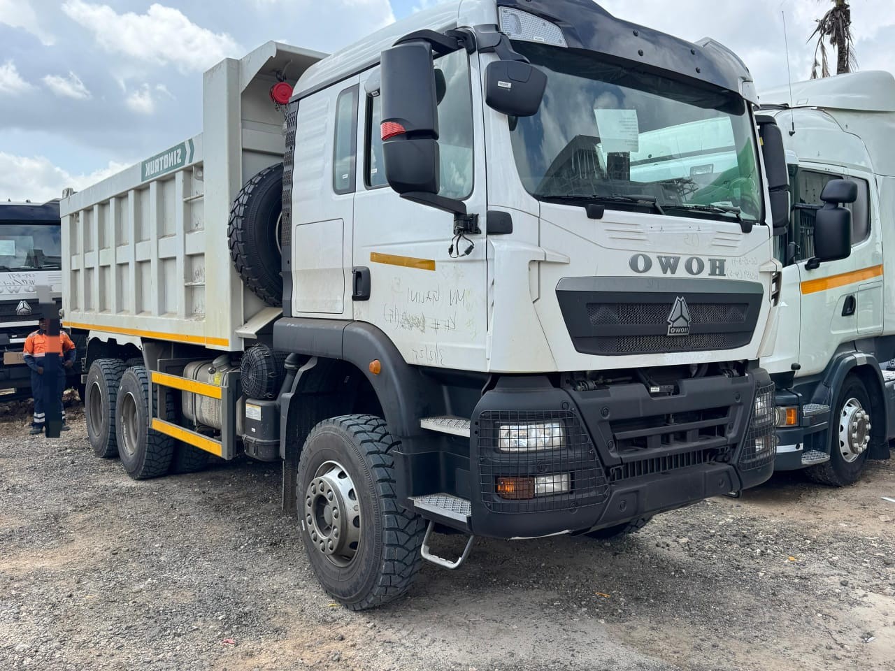 2025 HOWO DUMP TRUCK (6x4 380HP)