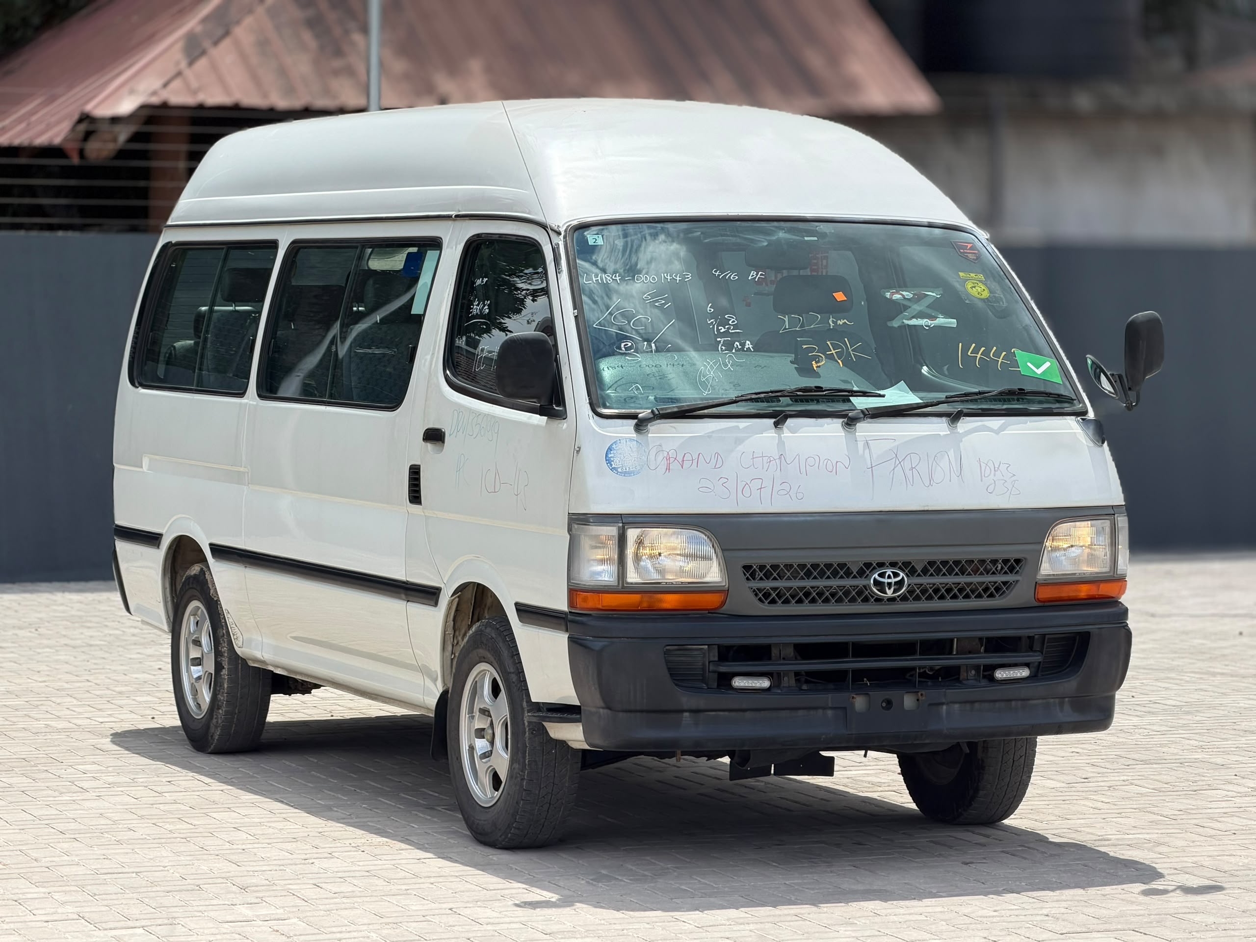 1999 TOYOTA HIACE COMMUTER (SHARK) 3.0L DIESEL